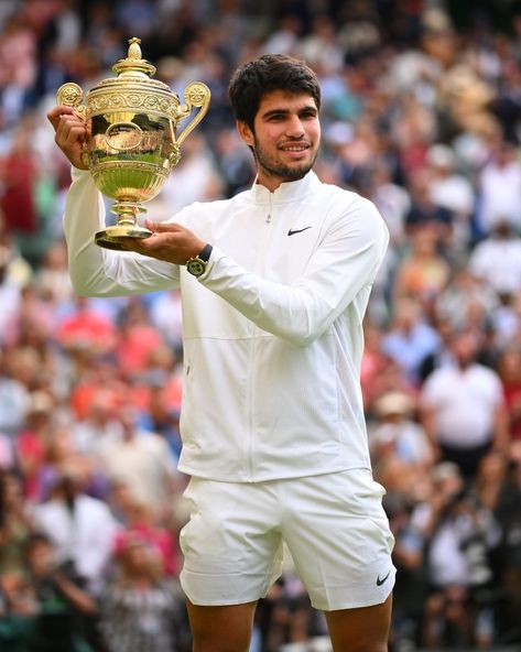 Professional Tennis Player Carlos Alcaraz holding the winners Gentleman's Single Trophy next to him to the crowd. Carlos Alcaraz Wimbledon, Wimbledon Trophy, Alcaraz Tennis, Carlos Alcaraz, Tennis Champion, Rafael Nadal, Tennis Player, Grand Slam, Wimbledon