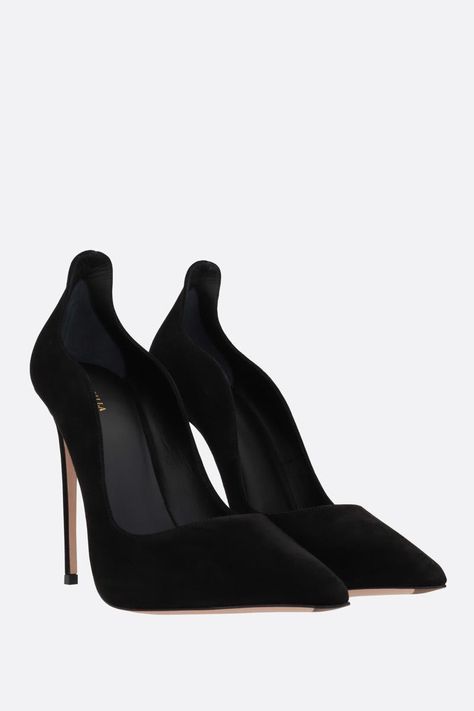 Le Silla's pumps crafted in black velvet suede. Featuring a point-toe silhouette, leather lining and leather / rubber sole. The design is completed by a suede-covered stiletto heel.Gender: WomenMaterial: SKIN 100%Color: BlackMade in: ITProduct ID: 2102R100R1PPVEL001*Import tax/duty will be calculated at checkout (If applicable) Black Velvet Heels, Velvet Heels, Quiet Luxury, Stiletto Heel, Black Heels, Black Velvet, Black Suede, Stiletto Heels, Rubber Sole