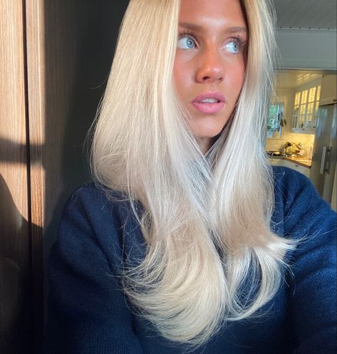 Platinum Blonde Straight Hair, Blonde Hair Inspo Winter, Scandi Blonde Hair Balayage, Really Light Blonde Hair, Blonde Hair Scandinavian, Blonde Hair Long Bangs, Blonde Scandinavian Hair, Platinum Card Hair, Scalp Bleach Blonde