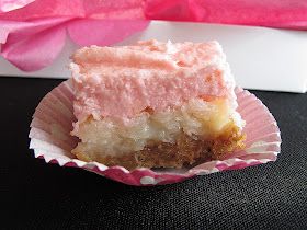 Neopolitan Squares, Christmas Baking Squares, Christmas Cookie Bars, Dessert Squares, Basic Cookies, Square Recipes, Dessert Bar Recipe, Cream Sandwich, Cookie Bar Recipes