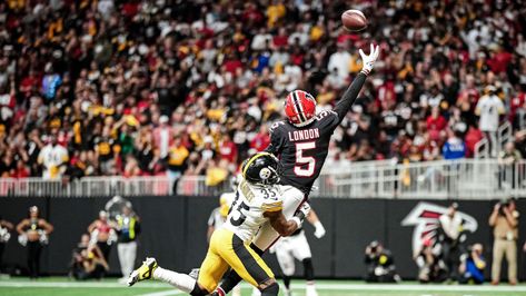 Kevin Liles - Atlanta Falcons wide receiver Drake London #5 attempts to catch a pass during the fourth quarter against the Pittsburgh Steelers at Mercedes-Benz Stadium in Atlanta, Georgia on Sunday, December 4, 2022. (Photo by Kevin Liles/Atlanta Falcons) Drake London, Wide Receiver, December 4, Atlanta Falcons, Atlanta Georgia, Pittsburgh Steelers, Drake, Pittsburgh, Mercedes Benz