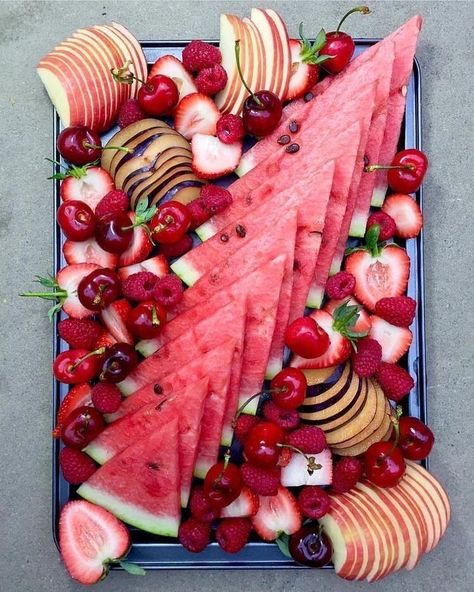 Red Platter, Mojito Recept, Diy Dessert, Fruit Party, Bridal Shower Food, Smitten Kitchen, New Fruit, Party Platters, Beautiful Fruits