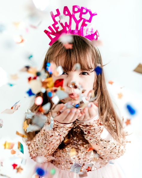 New Year Picture Ideas, Confetti Photoshoot, New Year Photoshoot Ideas, Photoshoot Ideas For Instagram, New Years Eve Pictures, New Year Photoshoot, Holiday Shoot, Foto Kids, Confetti Photos