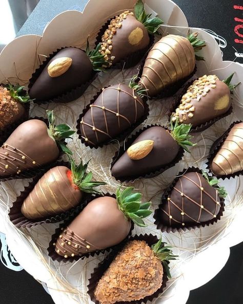 Chocolate Covered Strawberry Recipe, Chocolate Covered Strawberries Bouquet, Strawberry Pretzel, Strawberry Gifts, Chocolate Covered Fruit, Chocolate Covered Treats, Edible Arrangements, Chocolate Dipped Strawberries, Strawberry Dip