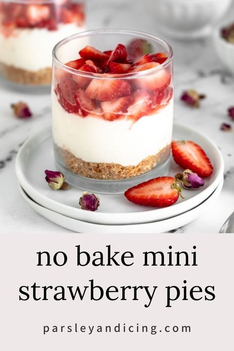 Strawberries And Whipped Cream Ideas, Individual Strawberry Desserts, Mini Strawberry Pies, Strawberry Pies, Whipped Cream Filling, Oat Crumble Topping, Cheese Desserts, Fruit Desserts Easy, Individual Pies