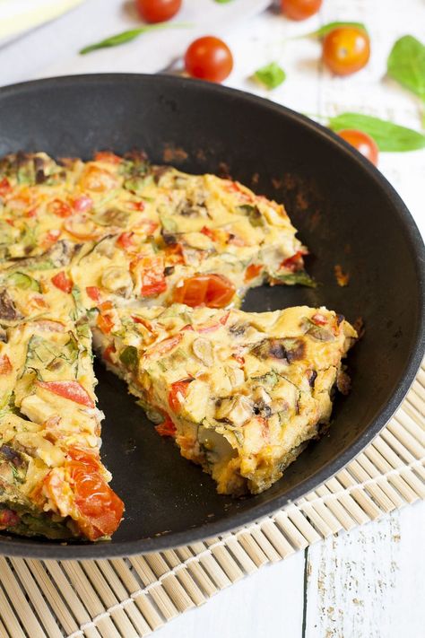 Vegan Frittata in 35 minutes - My Pure Plants Olive Oil For Cooking, Vegan Frittata, Chickpea Flour Recipes, Vegan Omelette, Vegan Breakfast Casserole, Fried Spinach, Spinach Pie, Wfpb Recipes, Black Salt