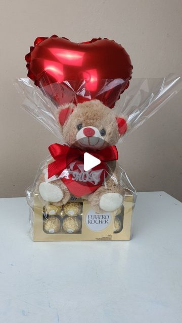 Candy Gift Boxes Diy, Valentines Balloons Bouquet, Small Valentines Gifts, Simple Valentines Gifts, Cadeau St Valentin, Chocolate Bouquet Diy, Valentines Day Baskets, Valentine Gift Baskets, Valentines Balloons