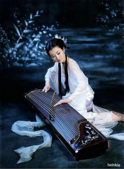 Amazed By The Beauty of Art & Photography!... - Comunidade - Google+ Koto Instrument, Asian Instruments, Chinese Musical Instruments, Chinese Instruments, Kids Musical Instruments, Chinese Music, Instruments Art, Japanese Mythology, Japan History