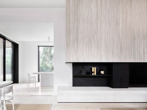 Pandolfini Architects, Fireplace Shelving, Minimalist Beach House, Beach Home Interiors, Timber Battens, Mornington Peninsula, Beach House Interior, Beach House Design, Modern Fireplace