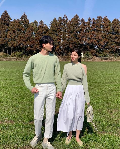 Couple Green Outfit, Matchy Outfit, Prenup Outfit, Couple Ootd, Ootd Couple, Kimono Outfits, Couple Matching Outfits, Modest Outfit Ideas, Couple Fits