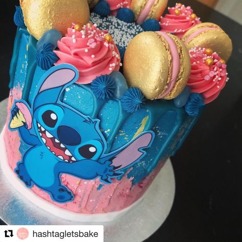 Marylise van Hashtag Let’s Bake maakte deze toffe Stitch taart. Deze heerlijke taart is aan de zijkant versierd met een eetbare print. #hashtagletsbake #cakeprint #eetbareprint #stitchtaart #taartmaken Stitch Treats, Lilo And Stitch Cake, Stitch Party, Stitch Cake, Lilo And Stitch Merchandise, 25th Birthday Cakes, Sweet 16 Themes, Stitch Birthday, Disney Birthday Cakes