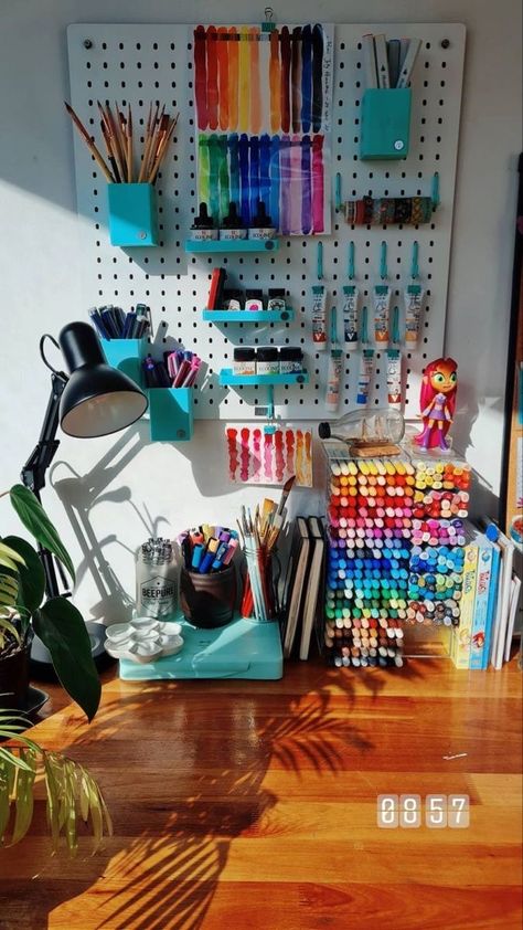 Art Supplies Storage Aesthetic, Artist Desk Organization, Art Desk Ideas, Art Desk Aesthetic, Artsy Desk, Art Room Ideas, Dream Art Room, Art Studio Decor, Drawing Desk