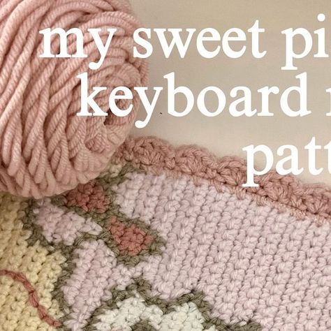 erin ౨ৎ on Instagram: "౨ৎ here is my grid pattern for the my sweet piano keyboard mat !! (reposted bcs there was a mistake in my last post)  🖇️ jade’s youtube video : https://youtu.be/qV2HD1Hzz8c?feature=shared (i’m not sure if it helped make it look better but i did it anyways bcs doing the regular yarn colour change method made the piece look pretty wonky)   NOTE : before you line the back with fabric, i highly recommend steaming/blocking your piece first otherwise it won’t sit on your desk nice   i hope this makes sense i don’t write patterns often ;-; there’s a lot of resources on youtube which explain how to use grid patterns but i found @mahumcrochets video very useful 🤍  #crochet #crochettapestry #crochetpattern #freecrochetpattern #gridpattern #sanrio #mysweetpiano" My Sweet Piano Crochet Pattern, My Sweet Piano Crochet, Crochet Keyboard Mat, Crochet Desk Mat, Grid For Crochet, Crochet Piano, Sanrio Crochet, Grid Crochet, My Sweet Piano