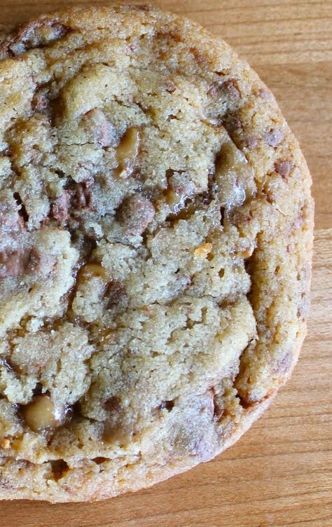 Mrs Fields Toffee Cookies, Heath Cookies, Caramel Pretzel Cookies, Caramel Cookies Recipes, Toffee Cookie Recipe, Chewy Toffee, Toffee Cookies, Caramel Crunch, Butter Toffee