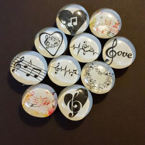 Music themed magnets make a great gift for any musician or music lover! Music Christmas Ornaments, Glitter Magnets, Retro Fridge, Music Christmas, Glass Magnets, Music Crafts, Glass Glitter, Heart Crafts, Diy Crafts To Do