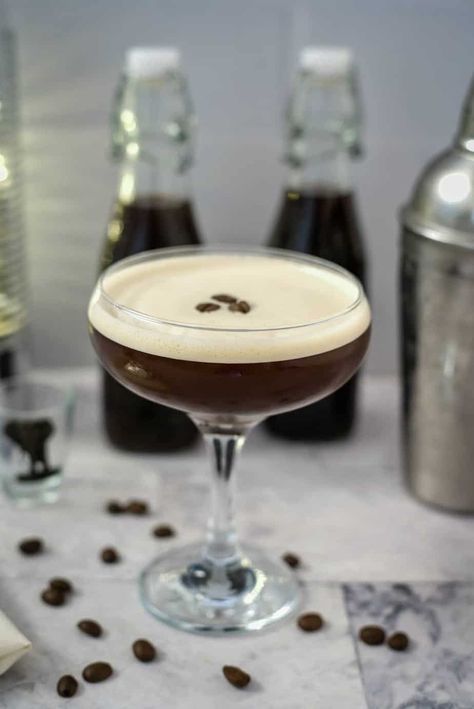 Keto Kahlua - Divalicious Recipes Kaluha Recipes, Holiday Drink Recipes, Kahlua Drinks, Kahlua Recipes, Sugar Free Cocktails, Low Carb Christmas, Espresso Martini Recipe, Keto Holiday Recipes, Low Carb Cocktails