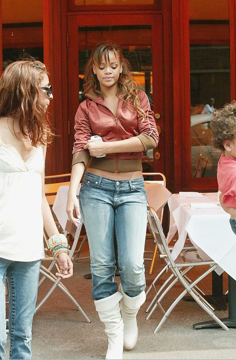 #rihanna #badgalriri Rihanna 2000 Outfits, Rihanna Y2k, Rihanna 2000s, 2000s Rihanna, Mid 2000s Fashion, Rihanna 2000's, Young Rihanna, 2010 Aesthetic, Rihanna Makeup