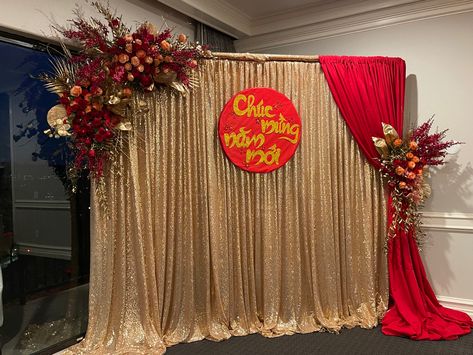 Christmas Backdrop Ideas, Christmas Stage Decorations, Small Wedding Decor, Christmas Stage, Ganapati Decoration, Graduation Backdrop, Gold Backdrop, Curtain Backdrops, Beautiful Wedding Decorations