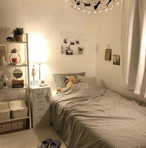 Image about aesthetic in r e l a x ̖́- by ♡ 𝔳 𝔦 𝔠 𝔱 𝔬 𝔯 𝔦 𝔞 ♡ Aesthetic Bedroom Ideas, Small Bedroom Decor, Minimalist Room, Room Design Bedroom, Decoration Inspiration, Small Room Bedroom, Cozy Room, Room Inspiration Bedroom, Bedroom Aesthetic