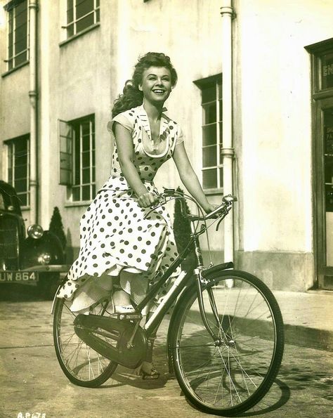 vintage everyday: 22 Interesting 1950's Classic Photos of Hollywood Actresses Ride Their Bikes 1950s Aesthetic, 50s Aesthetic, Vera Ellen, 1950s Hollywood, Velo Vintage, Riding A Bicycle, Cycle Chic, I Want To Ride My Bicycle, Old Hollywood Stars