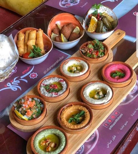 Table Presentation For Food, Lebanese Dinner Table, Middle Eastern Tea Party, Mezze Board, Lebanese Mezze, Catering Food Displays, Catering Ideas Food, Party Food Buffet, حلويات صحية