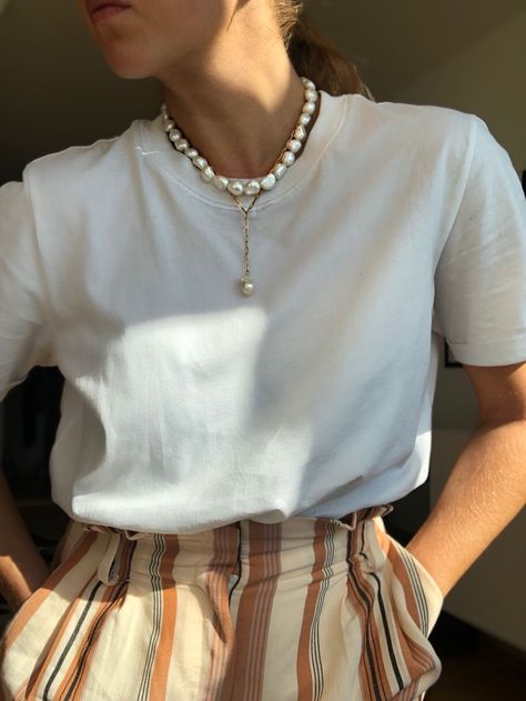 Gold Necklace Outfit Casual, How To Wear Pearl Necklace Casual, Casual Pearl Necklace Outfit, Pearl Necklace Outfit How To Wear, Pearls Necklace Outfit Casual, Gold Necklace Outfit, How To Style Pearls, Pearl Necklace Outfit, Casual Pearls