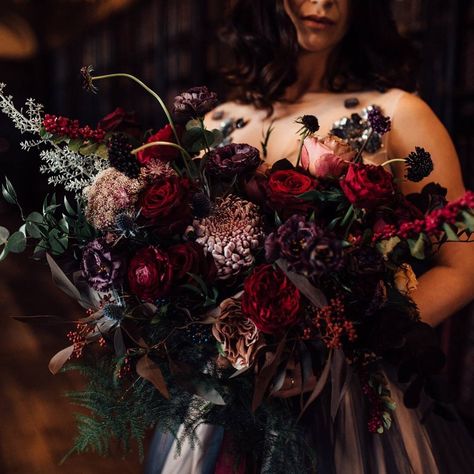 Outdoor Halloween Wedding Decorations, Moody Romantic Wedding Florals, Persephone Themed Wedding, Dark And Moody Groom Attire, Goth Wedding Flowers, Dark Elegant Wedding, Gothic Bouquet, Moody Wedding Flowers, Dark Romantic Wedding