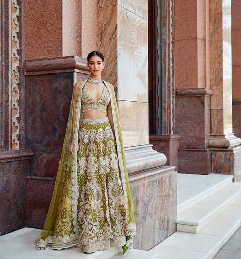 Naira Singhania, Green Bridal Lehenga, Faraz Manan, Pakistani Bridal Dress, Character Wardrobe, Latest Bridal Lehenga, Lehenga Dupatta, Green Lehenga, Choli Designs