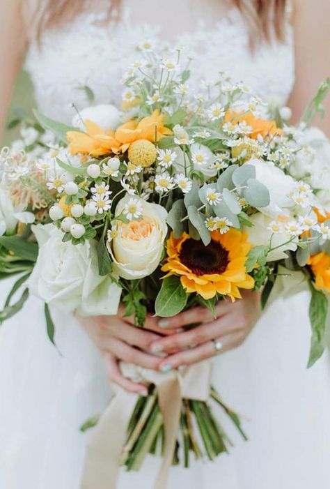 Wedding Daisies, Bright Wedding Bouquet, Yellow Wedding Bouquet, Wedding Flower Guide, Sunflower Wedding Bouquet, Sunflower Themed Wedding, Sunflowers And Daisies, Daisy Wedding, Sunflower Bouquets