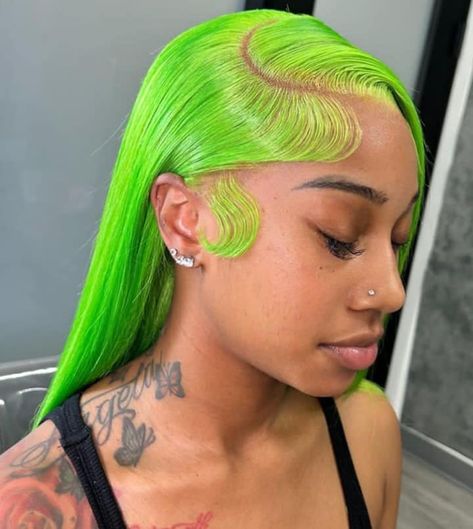 💚💚💚💚🤎🤎🤎 Slime Green Wig, Green Wig Install, Neon Green Wig, Vacay Hairstyles, Earth Princess, Green Hairstyles, Lime Green Hair, Rich Cat, Hair Loop