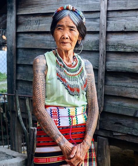 Whang-Od, a beautiful and legendary 100-year -old artist from the Butbut Kalinga tribe in Buscalan, a rural region of the 🇵🇭, employs a… Traditional Filipino Tattoo, Whang Od, Tattoo Artists Near Me, Filipino Tattoos, Filipino Culture, Senior Project, Old Woman, Simple Shirts, Varanasi