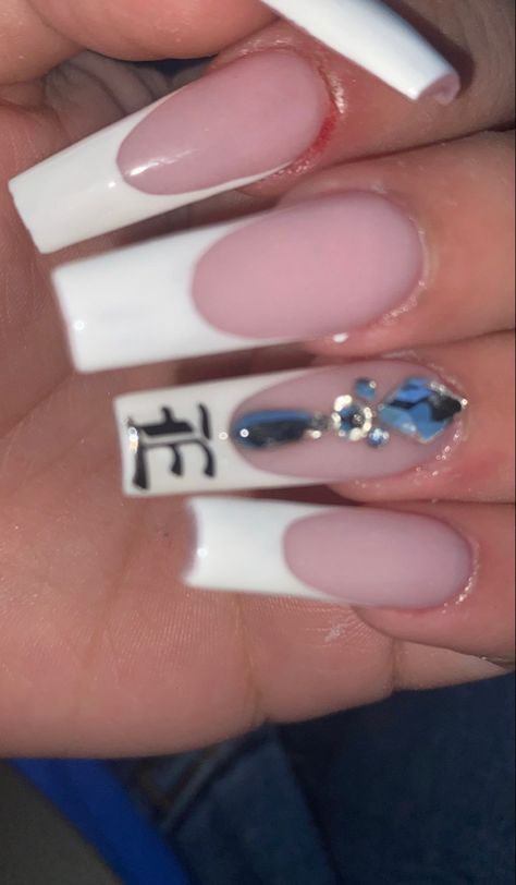 Cute J Initial Nails, Nails With Letter E Initial, E Initial On Nails, Mail Designs With Initials, Acrylic Nails With E Initial, Nails W Initial On It, Nails With N Initial, D Initial Nails, Nails With E Initial