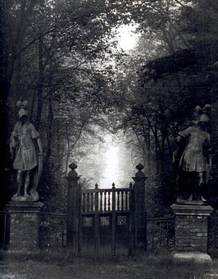 Love the gate Romance Inspiration, Vampire Romance, Spooky Places, Cemetery Art, Haunted Places, Six Feet Under, White Photo, Tombstone, Graveyard