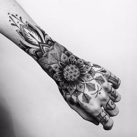 Bring Me The Horizon mandala tattoo by Tom Gapez #bringmethehorizon #bmth #mandala #sempiternal #tattoo #TomGapez Jewerly Tattoo, Flower Of Life Tattoo, Mandala Hand Tattoos, Tattoo Zeichnungen, Geniale Tattoos, Mandala Tattoo Design, Tattoo Life, Hand Tattoo, Mandala Tattoo