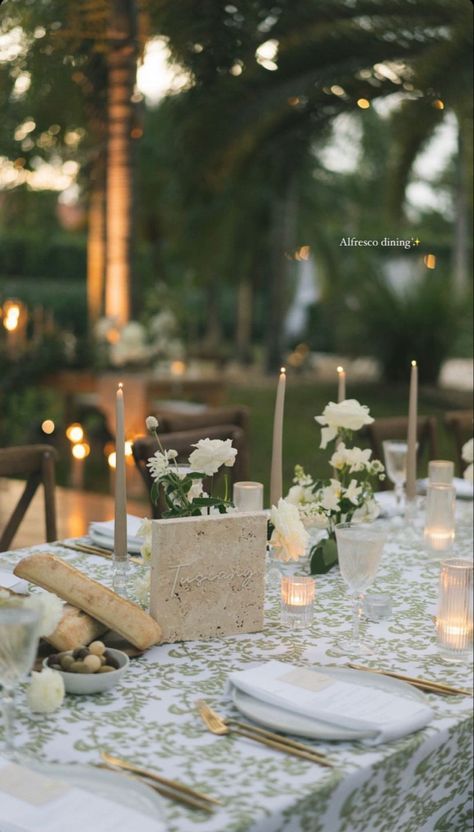 European Wedding Tablescape, Al Fresco Dining Wedding, Earthy And Organic Wedding Style, Modern Organic Wedding Decor, Colored Tablecloths Wedding, English Cottage Wedding, Unique Tablescapes, Green Tablescape, Al Fresco Wedding