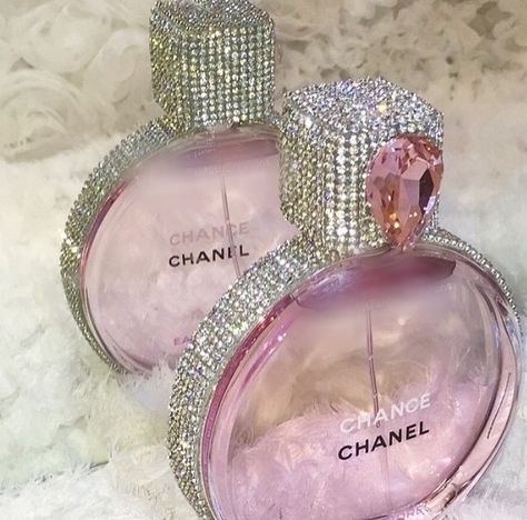 Pink Perfume Bottles, Profumo Victoria Secret, Perfume Chanel, Parfum Chanel, Glitter Rosa, Pink Perfume, Chanel Perfume, Beautiful Perfume, Perfume Lover