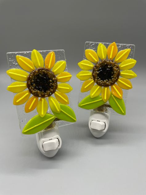 Sunflower Nightlight - Etsy Fused Glass Bees, Fused Glass Nightlights, Fused Glass Night Lights, Fused Glass Wave, Fused Glass Flowers, Fused Glass Jewelry Dichroic, Art Docent, Glass Sunflower, Nite Lights