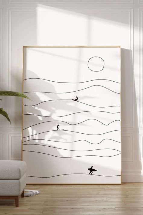 Dieses Poster im minimalistischen Stil zeigt Wellen, die Sonne und drei Surfer am Strand in Schwarz und Weiß. Das Meer strahlt auf uns alle eine ganz besondere Wirkung aus, schön, elegant, mysteriös, aber auch gefährlich. Dieses Bild ist ideale für Surfer, Kite Surfer, Wasserraten, Nordlichter und alle die das Meer lieben. Beach Vibes Room, Surfing Room, Vibes Room, Surfer Poster, Surf Bedroom, Decoration Surf, Surf Drawing, Maritime Poster, Surf Room Decor