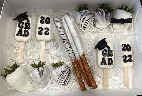 Graduation Cakecicle, Graduation Cake Popsicles, Graduation Cakesicles Ideas, Graduation Treat Box Ideas, Graduation Pastries, Graduation Pretzel Rods, Graduation Treats Ideas, Graduation Brownies, Graduation Pretzels