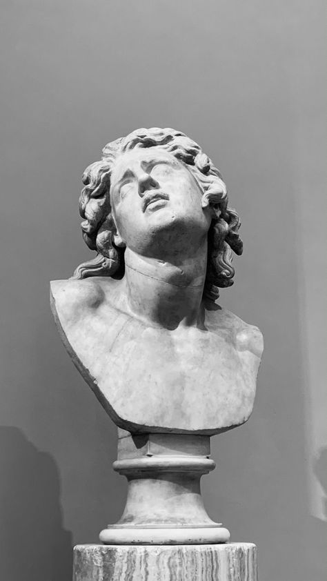 Greek Sculpture Photography, Statue Looking Up, Greek Statue Photography, Roman Statue Drawing, Italy Sculpture, Canary Warf, Old Statues, Ancient Greek Statues, Bust Decor