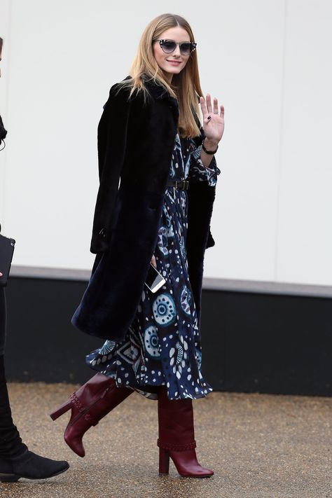 For Burberry, the style setter worked an overcoat layered up over her printed Burberry dress and cranberry boots. Estilo Chic Casual, Fall Outfits For Women Over 50, Burberry Dress, Olivia Palermo Style, Look Formal, Well Dressed Women, Popsugar Fashion, Estilo Chic, Olivia Palermo