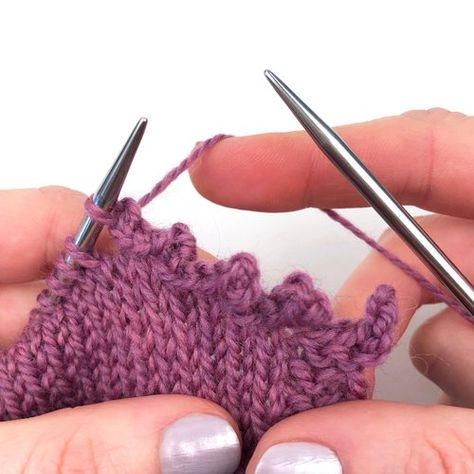 Knitting Tips and Tricks Meghan Kelly, Bind Off Knitting, Knitting Hacks, Sewing Binding, Crochet Yoke, Knitting Stitches Tutorial, Knitting Tips, Knit Edge, Crochet Mittens