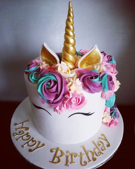 Unicorn Birthday Party Cake, Unicorn Desserts, Unicorn Birthday Party Decorations, Hazelnut Cake, Unicorn Birthday Cake, Buttercream Wedding Cake, Magic Cake, Savory Cakes, Unicorn Birthday Party