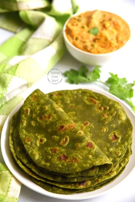 Bright and vibrant Palak Paratha recipe with detailed step by step pictures. Spinach Paratha recipe is a healthy & delicious Indian flat bread made using pureed spinach. Peas Paratha, Spinach Paratha, Palak Paratha Recipe, Thepla Recipe, Methi Thepla, Palak Paratha, Paratha Roti, Indian Flat Bread, Paratha Recipe