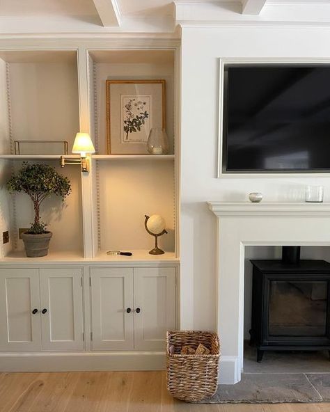 Tv Above Fireplace Living Room, New England Style Living Room, Living Room Built In Units, Lounge Fireplace, Above Fireplace Ideas, Tv Unite, Tv Rum, Classy Interior, Grey Weather