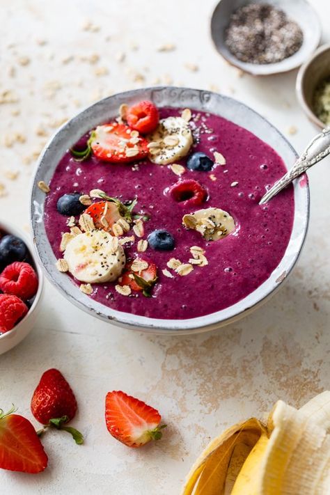 When you want oatmeal AND a smoothie bowl, try this delicious Oatmeal Berry Smoothie Bowl made with oats, frozen berries and bananas. #healthyrecipes #weightwatcherrecipes #lowcalorierecipes #healthyrecipe #breakfast #smoothiebowl #breakfastrecipes #vegetarian Skinnytaste Breakfast, Breakfast Smoothie Bowl Recipes, Smoothie Bowl Toppings, Pb And J Smoothie, Berry Smoothie Bowl, Delicious Oatmeal, Oatmeal Smoothie, Mixed Berry Smoothie, Oat Smoothie