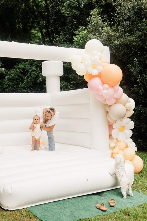 Daisy And Rainbow Birthday, First Birthday Photo Shoot Ideas Daisy, Daisy Theme Third Birthday, Daisy First Birthday Backdrop, Daisy First Birthday, Daisy 1st Birthday Party, Daisy First Birthday Balloon Arch, Daisy Birthday, Modern Daisy First Birthday