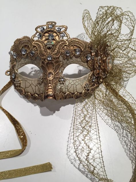 Nyc Nye, Masquarade Mask, Costumes With Masks, Masquerade Mask Diy, The Mask Costume, Masquerade Theme, Venice Mask, Feather Mask, Mardi Gras Costumes