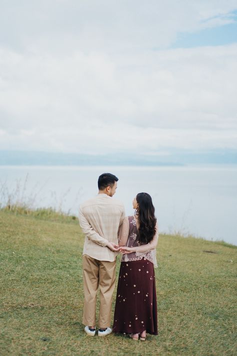 Jessica Mila and Yakup Hasibuan traditional and casual pre-wedding shoot #PreWeddingShoot #CoupleSession #TraditionalPreWeddings #CasualPreWedding #PreweddingInspo #BaliWeddingPhotography #BaliPreWeddingPhotographer #JakartaWeddingPhotography #JakartaPreWeddingPhotographer #SingaporeWeddingPhotography #SingaporePreWeddingPhotographer Pre Wedding Casual, Prewed Concept, Jessica Mila, Foto Prewed, Bali Prewedding, Pose Couple, North Sumatra, Prewedding Outdoor, Wedding Casual