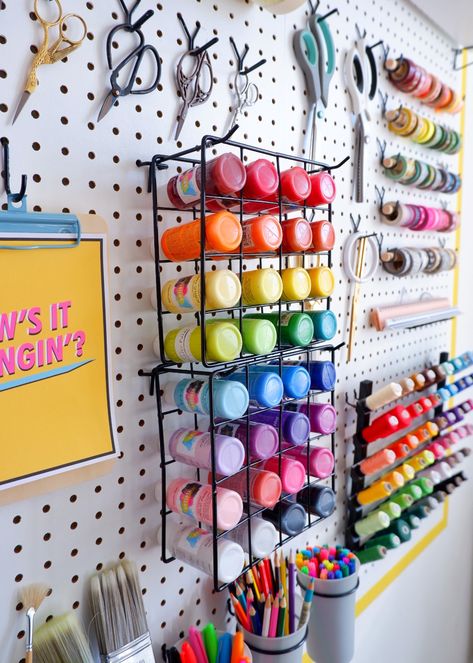 Pegboard paint storage hack Craft Organization Ideas, Painted Pegboard, Pegboard Craft Room, Cucumber Trellis Diy, Diy Study Table, Craft Paint Storage, Fall Crafting, Crafting Room, Pegboard Storage